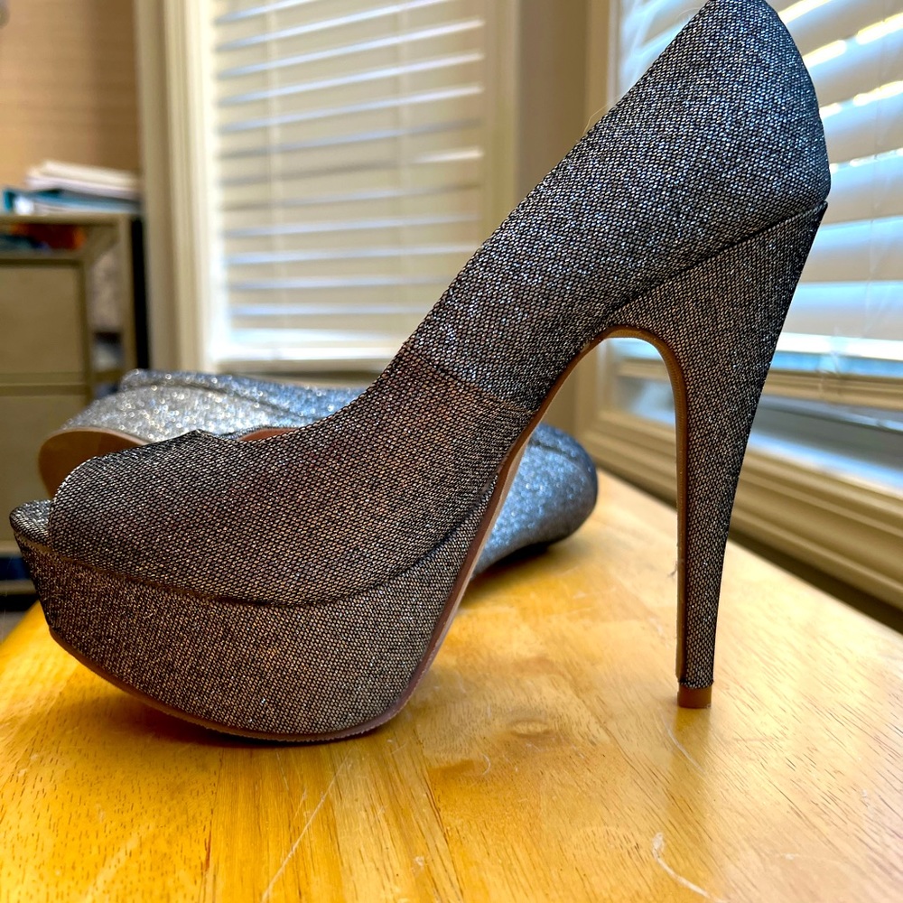 Glitter/silver sexy stilettos. 8,5
